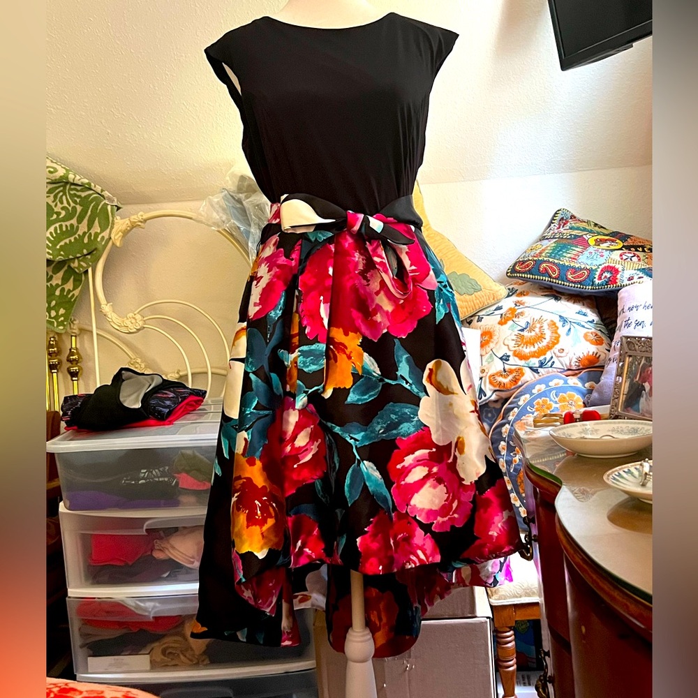 Enfocus Petite dress with a self belt. Size 12P. Cute flowered skirt.